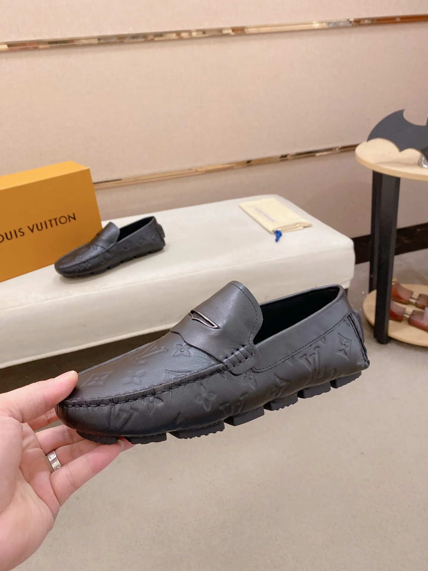 Factory price: 500💰High-end quality! LV 🆕🆕Exclusive hot-selling products in stock🔥🔥New products on the shelves, high-quality Ferragamo men's pea shoes, high-end casual driving shoes, with complete packaging! 💪 💪 Material: imported first-layer cowhide 🐂 + imported high-quality buffalo leather lining + wear-resistant outsole 👍🏻👍🏻 Features: high-end and comfortable, purely handmade 🚀 🚀 Create the perfect shoes that suit you best 🔥 🔥 Size: (38-44) 45 standard size can be customized!